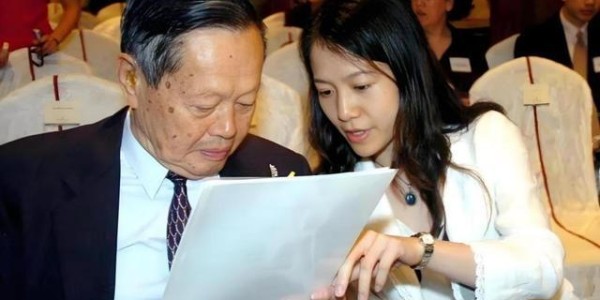开云-卷巨额遗产出逃英国，给杨振宁戴绿帽子，翁帆身上的谣言有多离谱