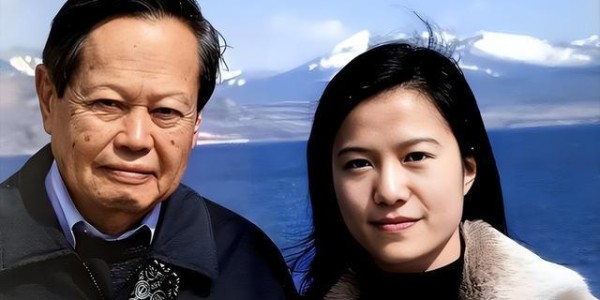 开云-卷巨额遗产出逃英国，给杨振宁戴绿帽子，翁帆身上的谣言有多离谱